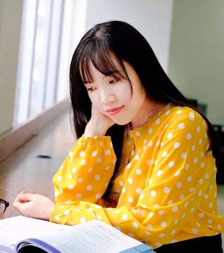 Du học sinh đạt IELTS 8.0 chia sẻ mẹo phát âm tiếng Anh chuẩn 1 Cô giáo Phạm Thị Hồng Vân (Vân Sky) sinh năm 1985, Lâm Đồng từng phát âm sai rất nhiều từ tiếng Anh.
